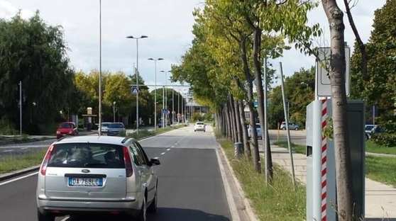 autovelox viale Euterpe nascosto da albero